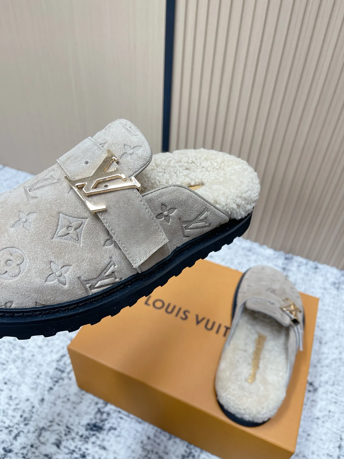 [L Home] P: 500💰 Size: 35-46 (female 40.41, male 45 46 custom-made) Top version Louis vuitton Lv top version LV couple's wool slippers New couple's Birkenstock slippers Cute and loveable, the foot feel is not too good Simple and high-end Sling-hee design Ready to wear and go Good news for lazy people Upper imported cowhide/imported old floral cloth Original hardware buckle, original molded high-density foam outsole Fabric: Yangjing/classic jacquard fabric Lining: imported wool lining Sole: original foam combination sole Size: 35-46 (female 40.41, male 45 46 customized)